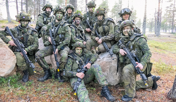 Kuvassa on useita sotilaspoliisivarusmiehiä ryhmänä.