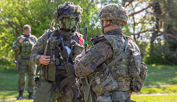 In the picture there is a reservist of the Finnish Rapid Deployment Forces speaking with an Estonian solder in the Hedgehog 22 -exercise.