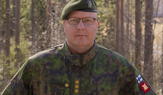 Henkilökuva ilmatorjunnan tarkastaja eversti Mikko Mäntysestä.