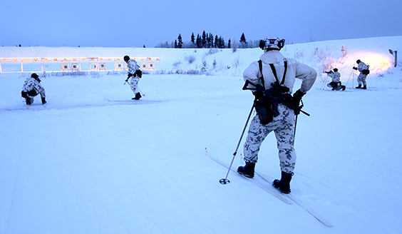 Soldater på skytteområdet skidor till fots