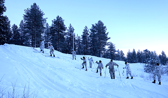 Soldater skidor uppför backen