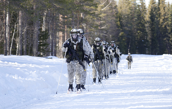 Sotilaat hiihtävät jonossa