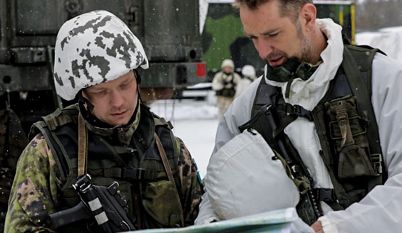 Sotilas näyttää paperia toiselle sotilaalle