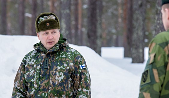 Maavoimien komentaja, kenraaliluutnantti Petri Hulkko tarkastaa harjoitusta.