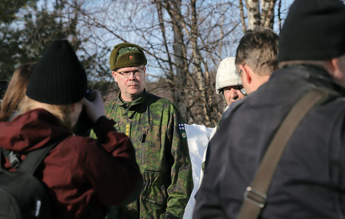Eversti Jari Osmonen NW19-harjoituksen mediatilaisuudessa.