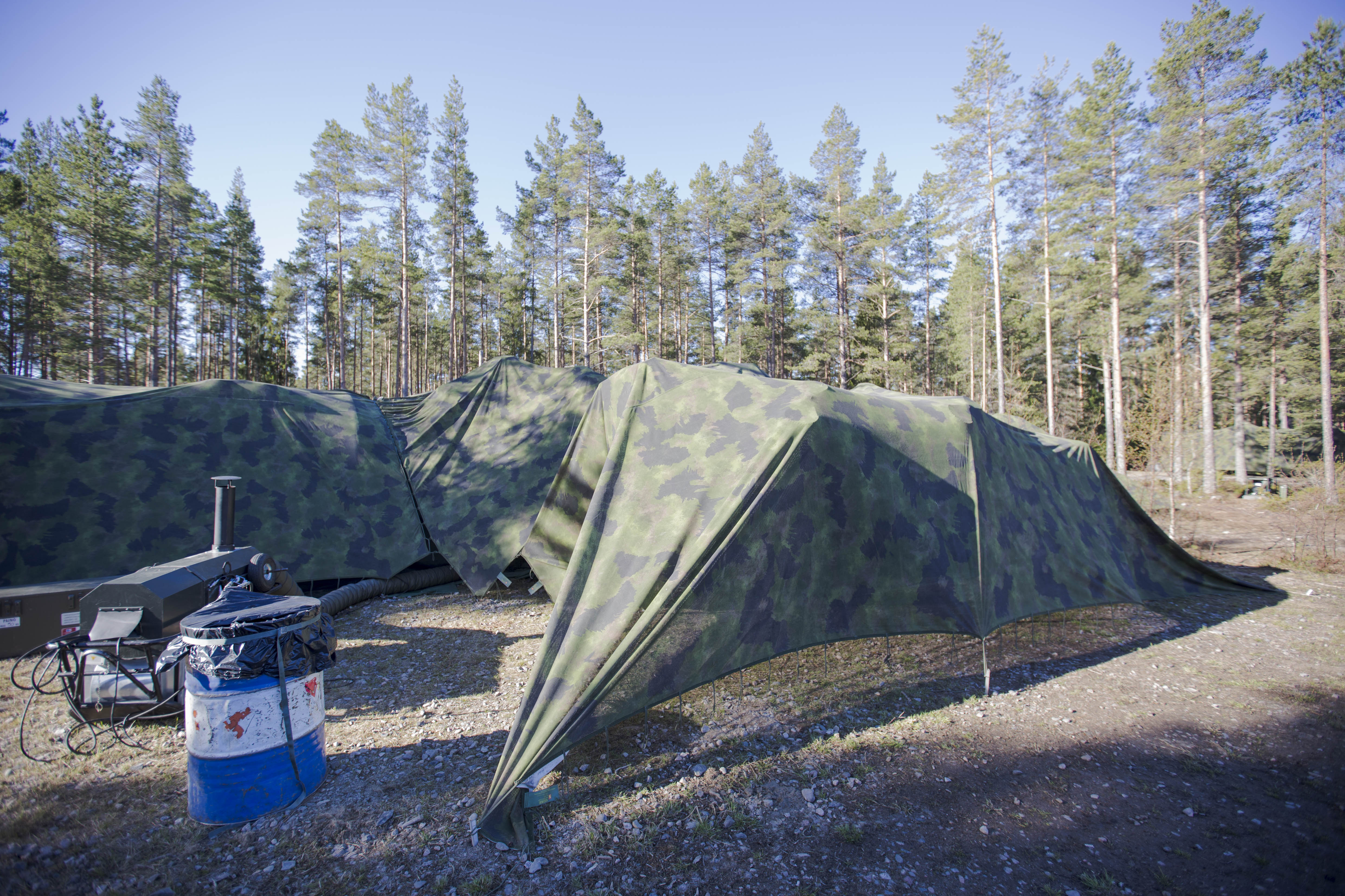 Iso telttarakennelma jonka vieressä laite josta lähtee putki teltan sisään