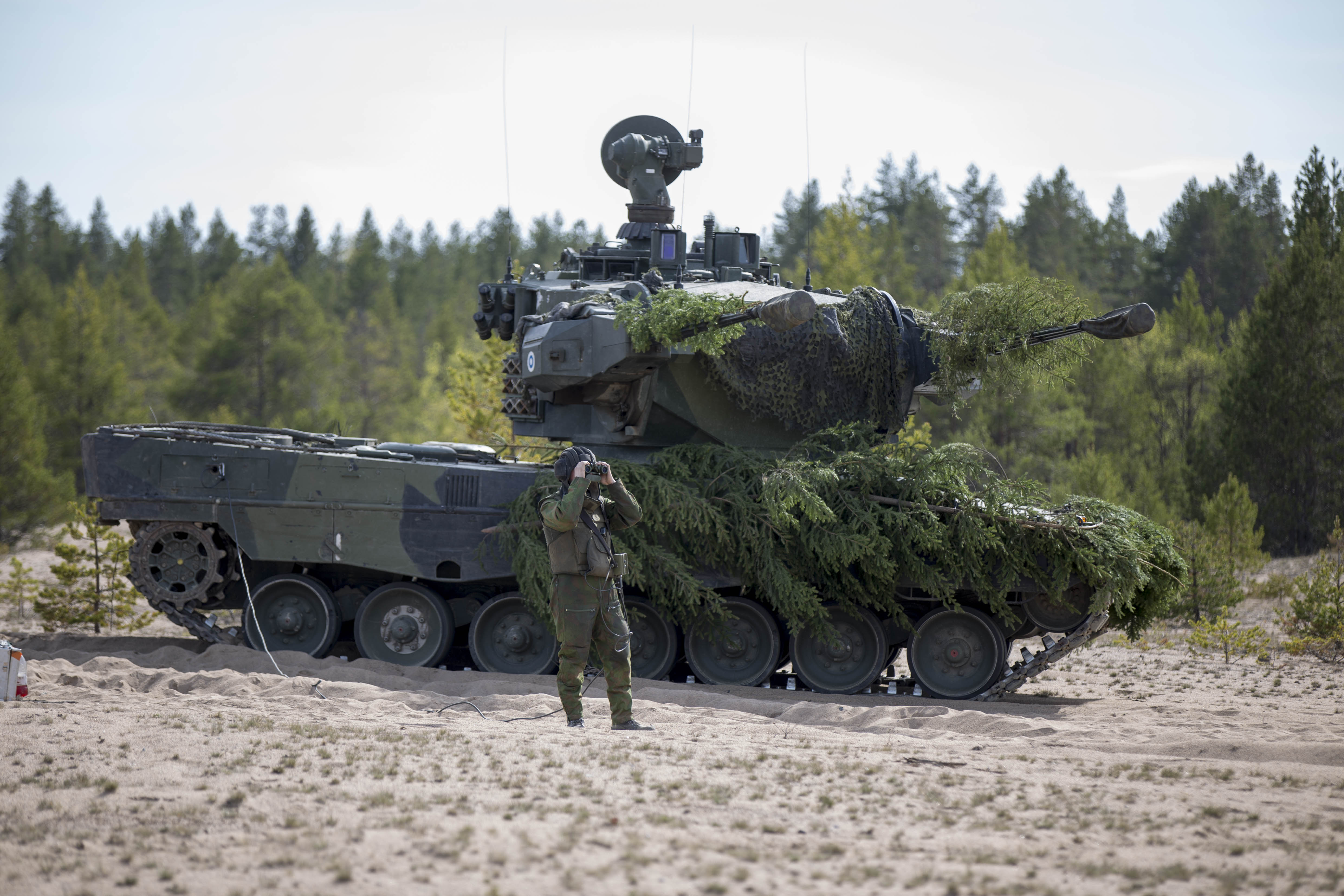 Ilmatorjuntapanssarivaunu ja sen vieressä sotilas tähystämässä kiikareilla