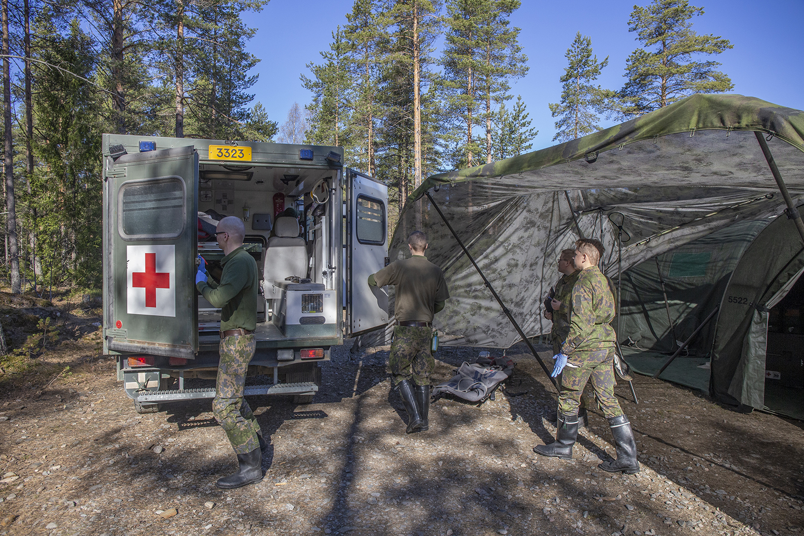 Sotilaat avaavat sotilasambulanssin takaovia