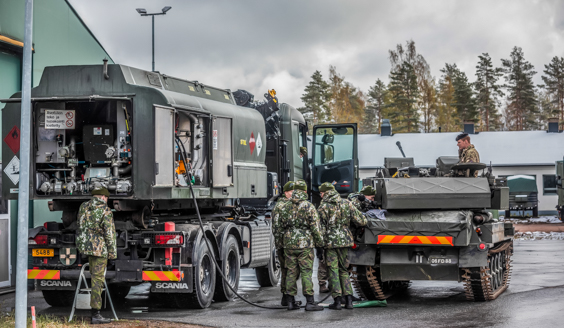 Suomalaiset sotilaat tankkaavat ulkomaalaista sotilasajoneuvoa.