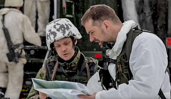 Suomalainen ja ruotsalainen sotilas keskustelevat ja suunnittelevat operaation johtamista.
