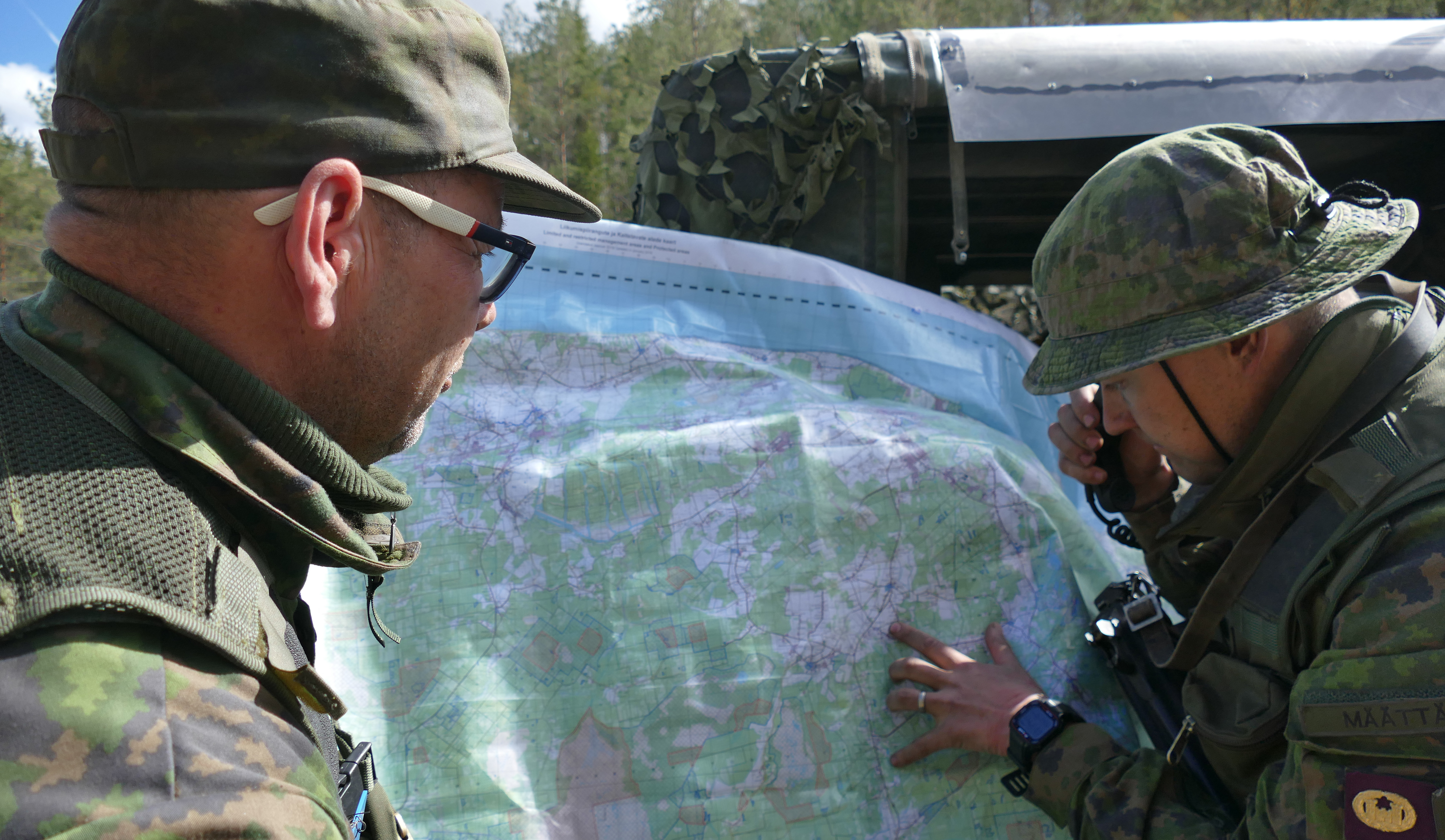 Kaksi sotilasta tutkii karttaa