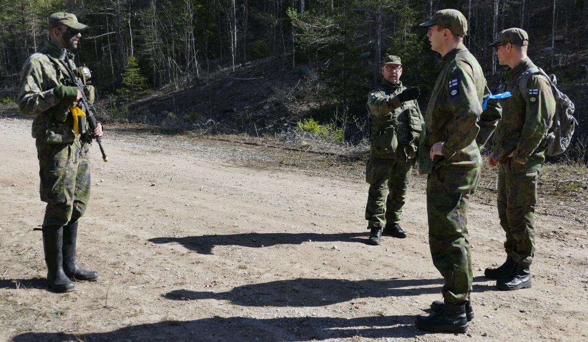 Harjoituksen vanhin tarkastaa harjoitusjoukkoa Virossa Kevadtorm 19 -harjoituksessa