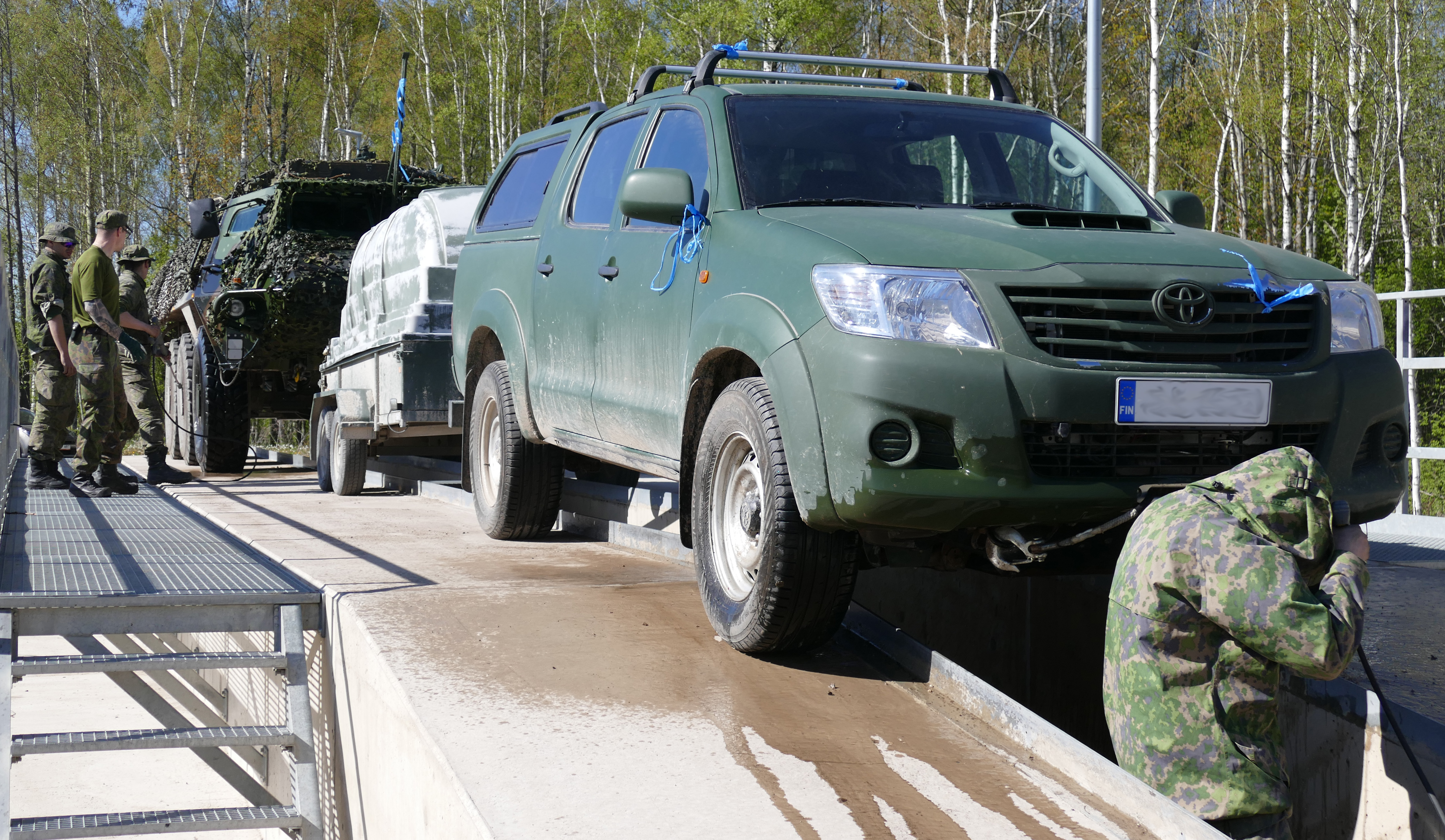 Perävaunullinen auto sekä panssarivaunu rampilla