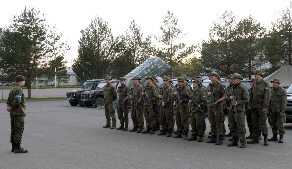 Suomalainen pioneeritiedustelujoukkue Kevadtorm-harjoituksen päättöpuhuttelussa Virossa.