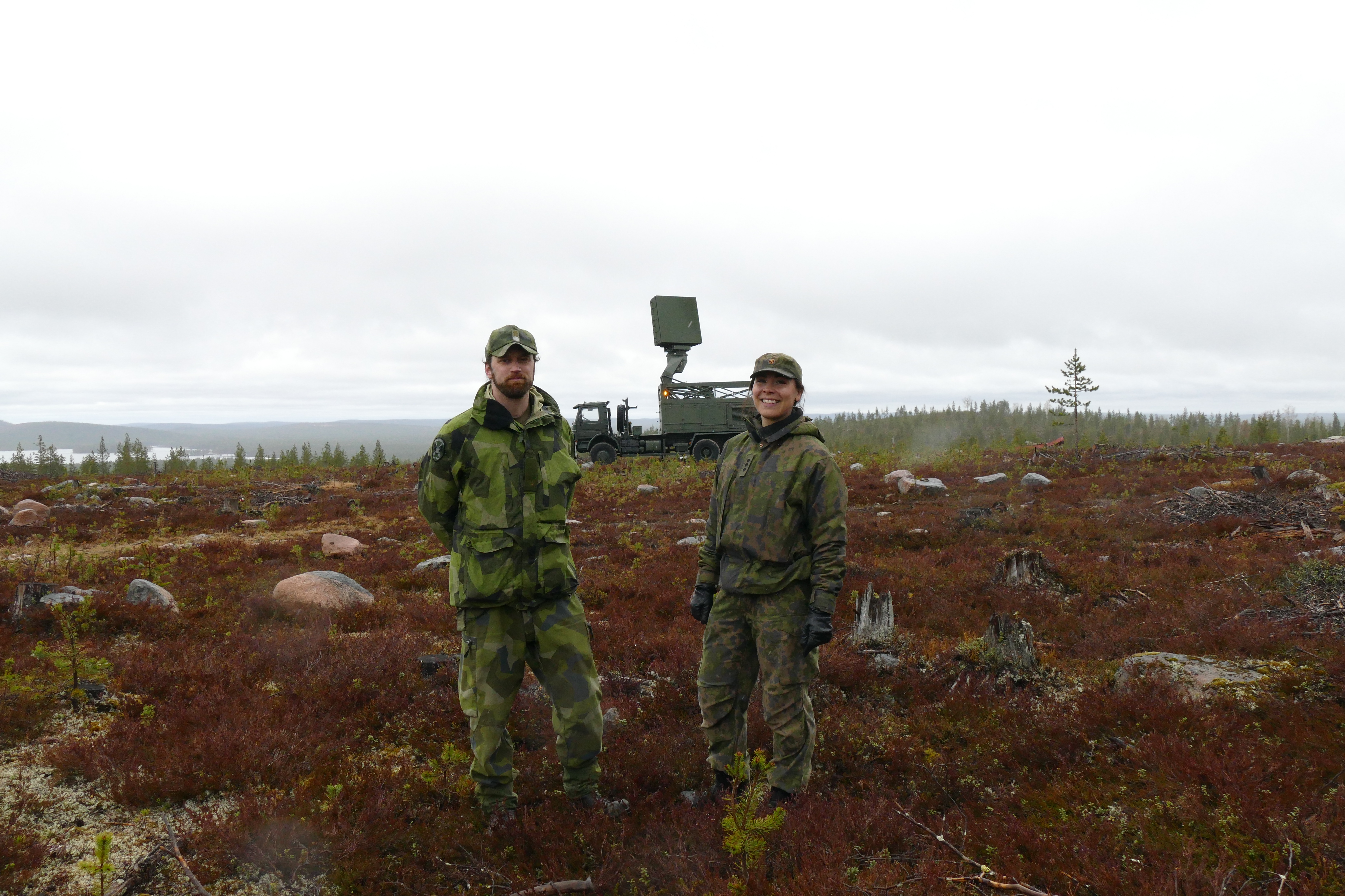 Ruotsalaisten monitoimitutka, ruotsalainen sotilas ja suomalainen sotilas Rovajärvellä.