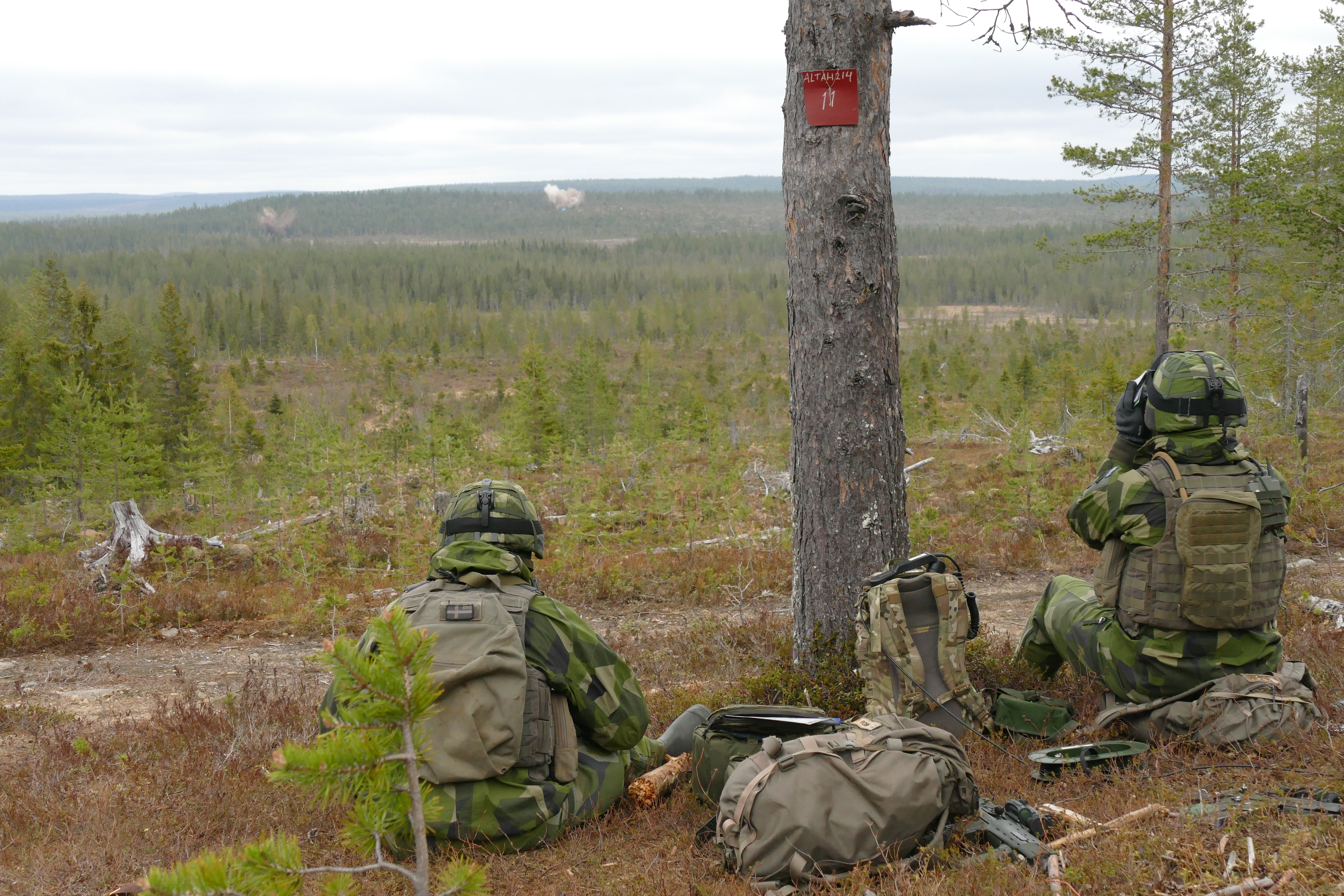 Ruotsalaissotilaat tähystävät ja saavat havaintoja tykistövaikutuksista maalialueella Rovajärvellä.