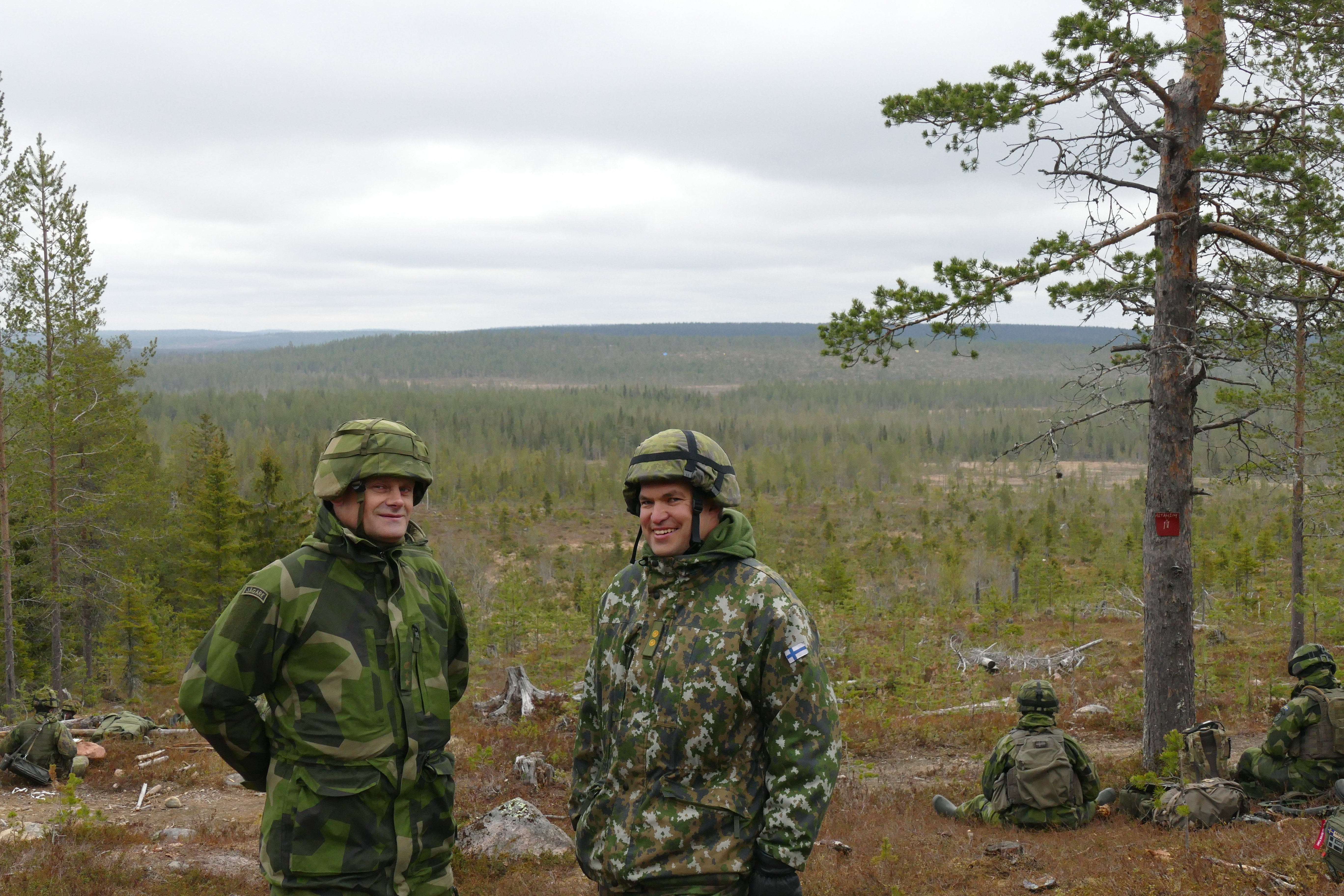 Ruotsin tykistötarkastaja kenraaliluutnantti Högrell ja evl Haataja Rovajärvellä.