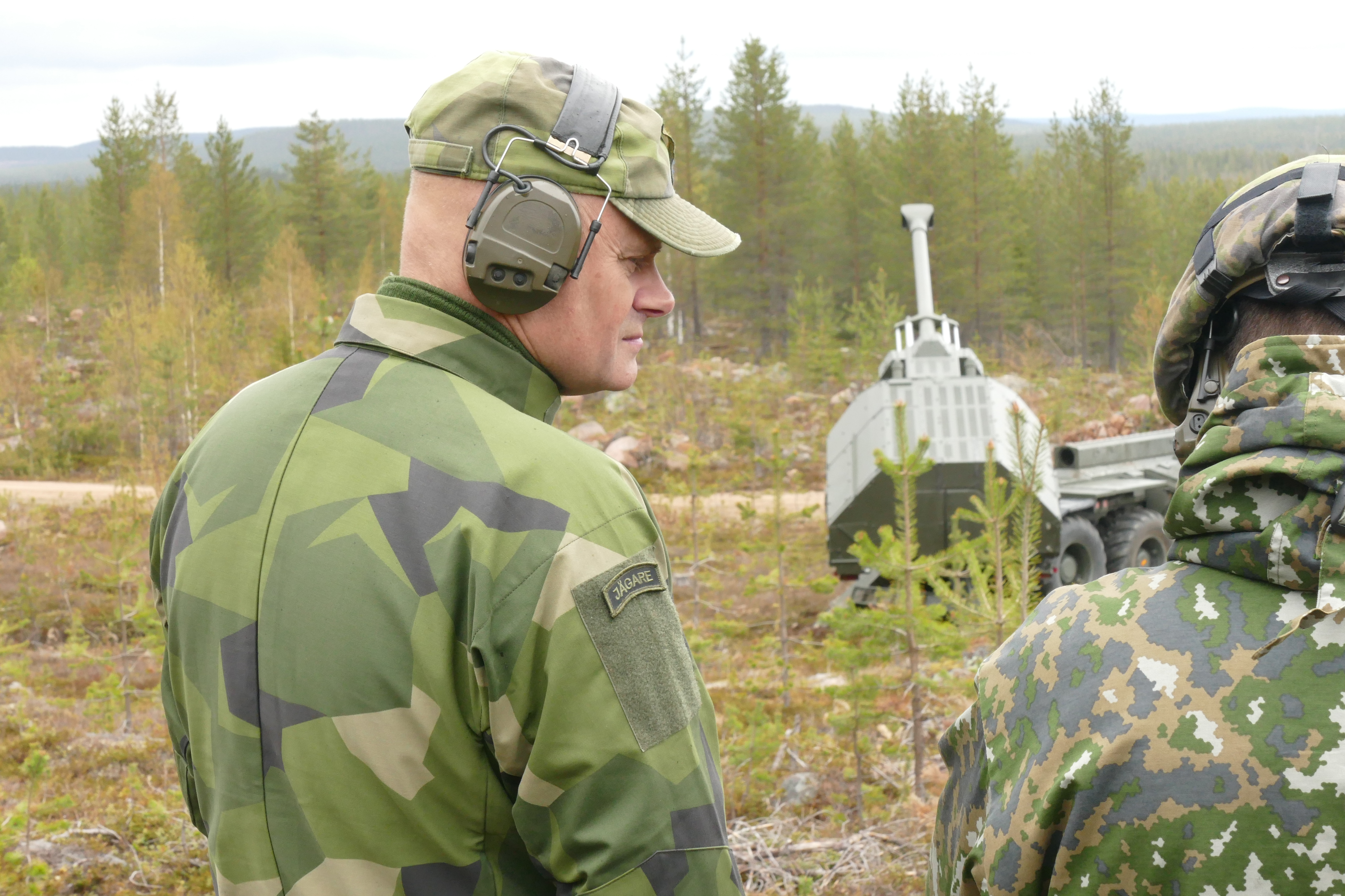 Archer taustalla, edessä Ruotsin tykistötarkastaja Anders Högrell.