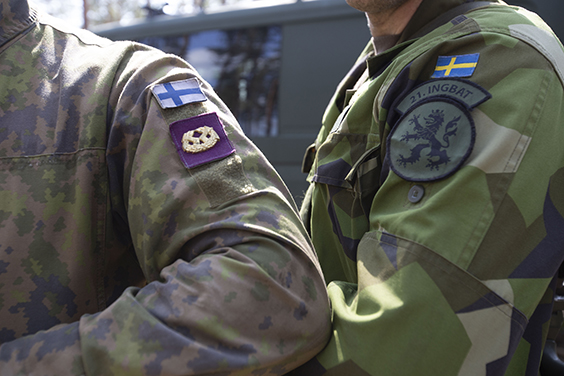 Suomalaisen ja Ruotsalaisen sotilaan kädet vierekkäin