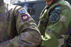 Ruotsalaiset ja suomalaiset taistelupioneerit tukemassa mekanisoidun pataljoonan liikkuvuutta