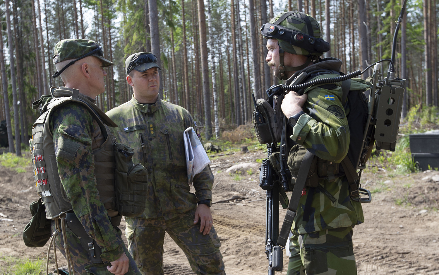 Suomalaiset ja Ruotsalaiset sotilaat keskustelevat