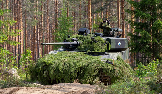 Rynnäkköpanssarivaunu metsäisessä maastossa.