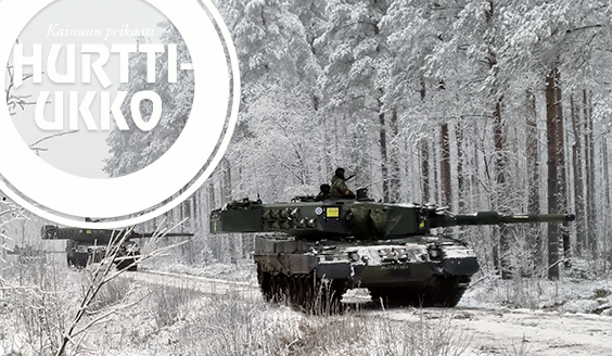 Kaksi panssarivaunua tiellä talvisessa metsämaisemassa.