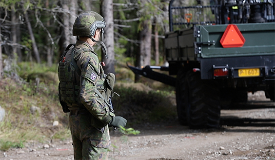 Soldat och fordon på vägen