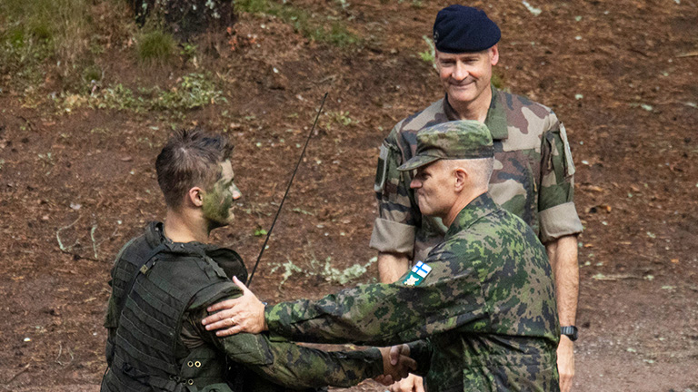 Suomen ja Ranskan Maavoimien komentajat tervehtivät varusmiestä