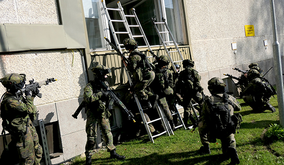 Sotilaat kiipeävät tikkaita pitkin rakennuksen ikkunasta sisään