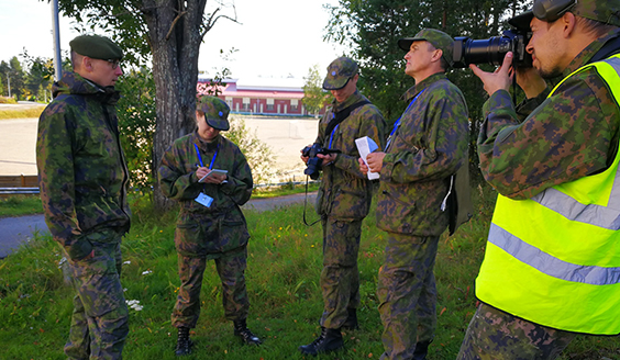 Eversti Sami-Antti Takamaata haastatellaan ja valokuvataan