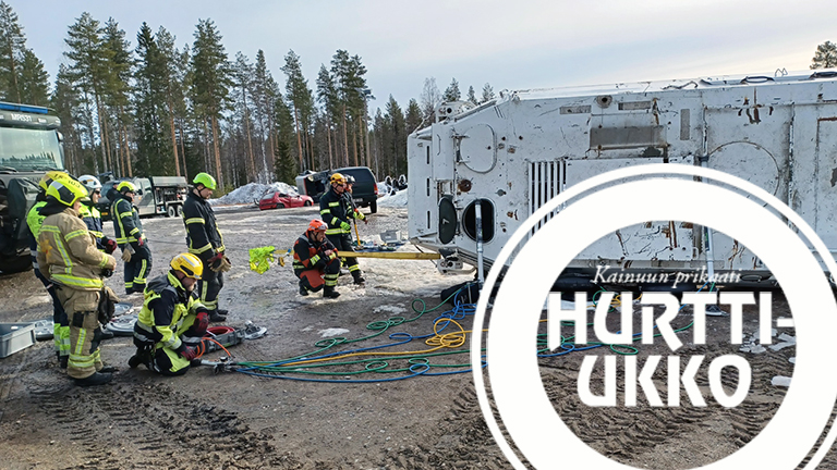 Kyljellään olevan miehistönkuljetusvaunua nostetaan ja tuetaan vaunun alle jääneen potilaan irrottamiseksi.