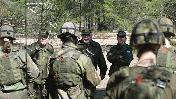 Turun Seudun Kodinpuolustussäätiön edustajat tutustumassa ilmapuolustusharjoitukseen.