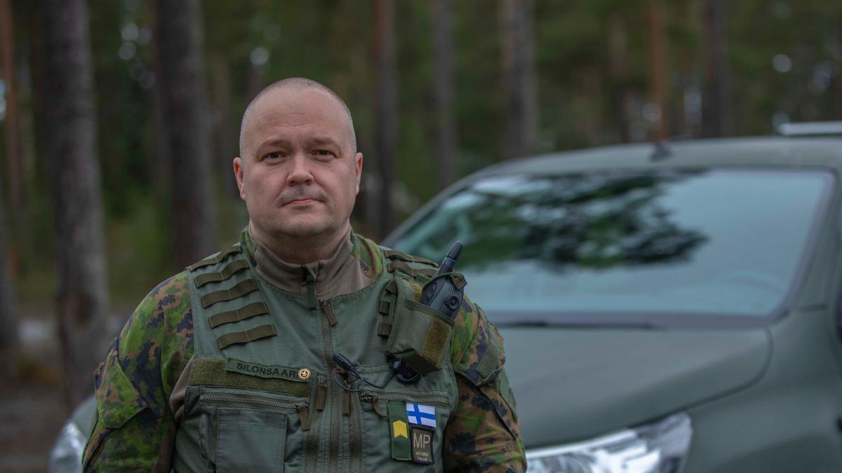 Henkilökuva ADEX123-harjoituksen turvallisuuspäälliköstä, vääpeli Miikka Silonsaaresta.