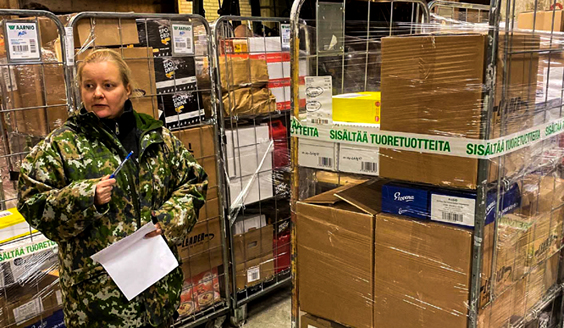 Elintarviketilaaja Virtanen käsittelee tilausta