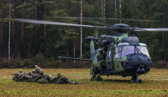 Laskuvarjojääkärit poistuvat helikopterista