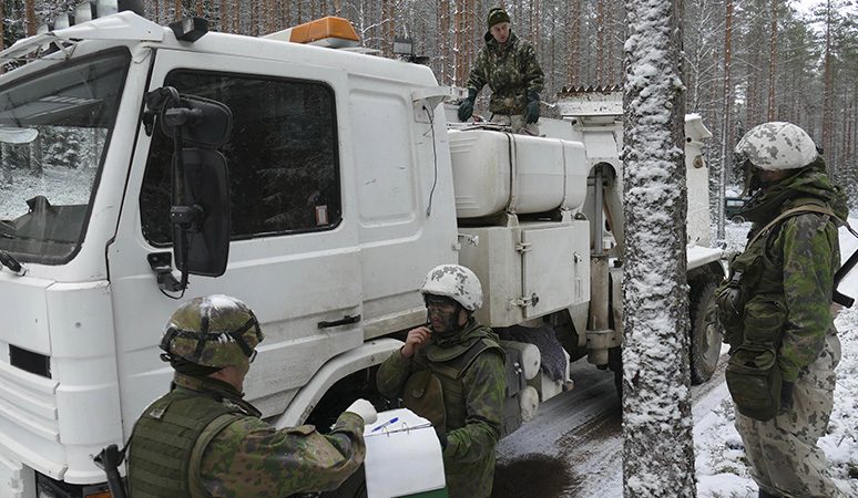 Karjalan Jääkäriprikaatin huoltokomppania polttoaineen jakelupisteellä maastossa
