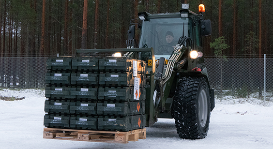 Sotilas kuljettaa traktorilla räjähteitä