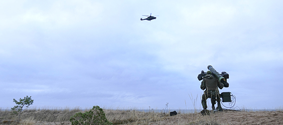 Sotilas tähtää ilmatorjuntaohjuksella helikopteria