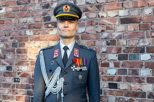 Everstiluutnantti Ville Halonen paraatipuvussa M58 ulkona.