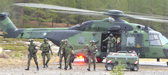 Sotilaat nousevat helikopterista