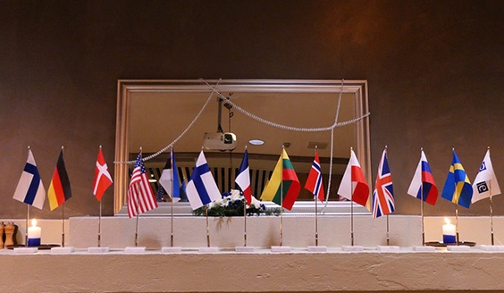 Kaakko 19 -harjoitukseen osallistuvien maiden liput (pöytäliput) rivissä. Myös ETYJ.n lippu rivissä mukana.