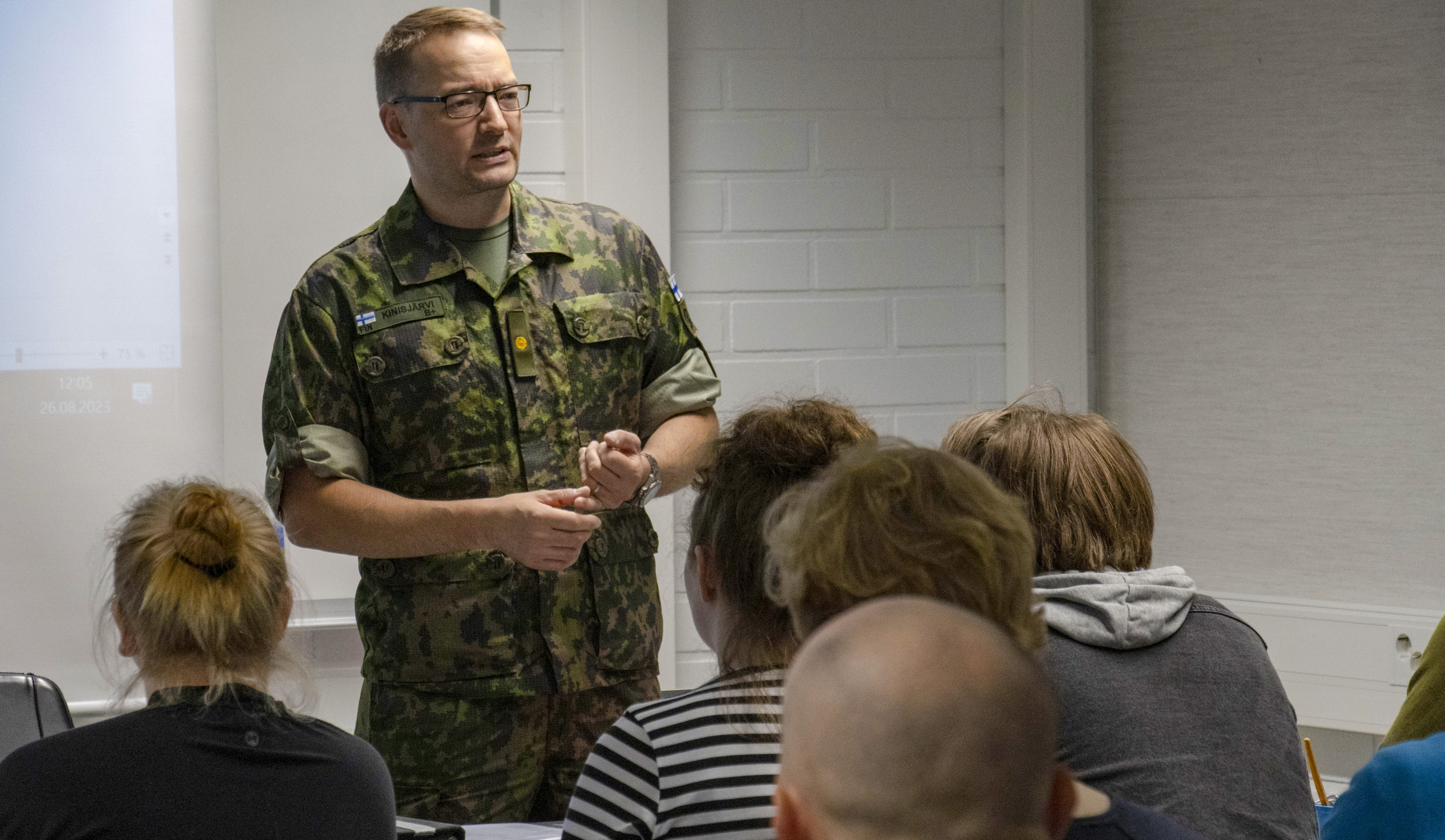 Major Karri Kinisjärvi håller en lektion för reservister.