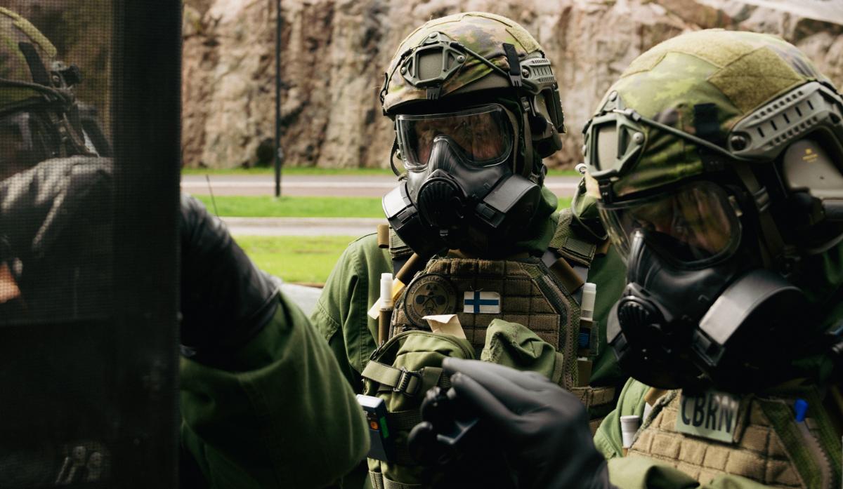 Kuvassa kolme Reccex 23 -harjoitukseen osallistunutta sotilasta suojavarustuksessa