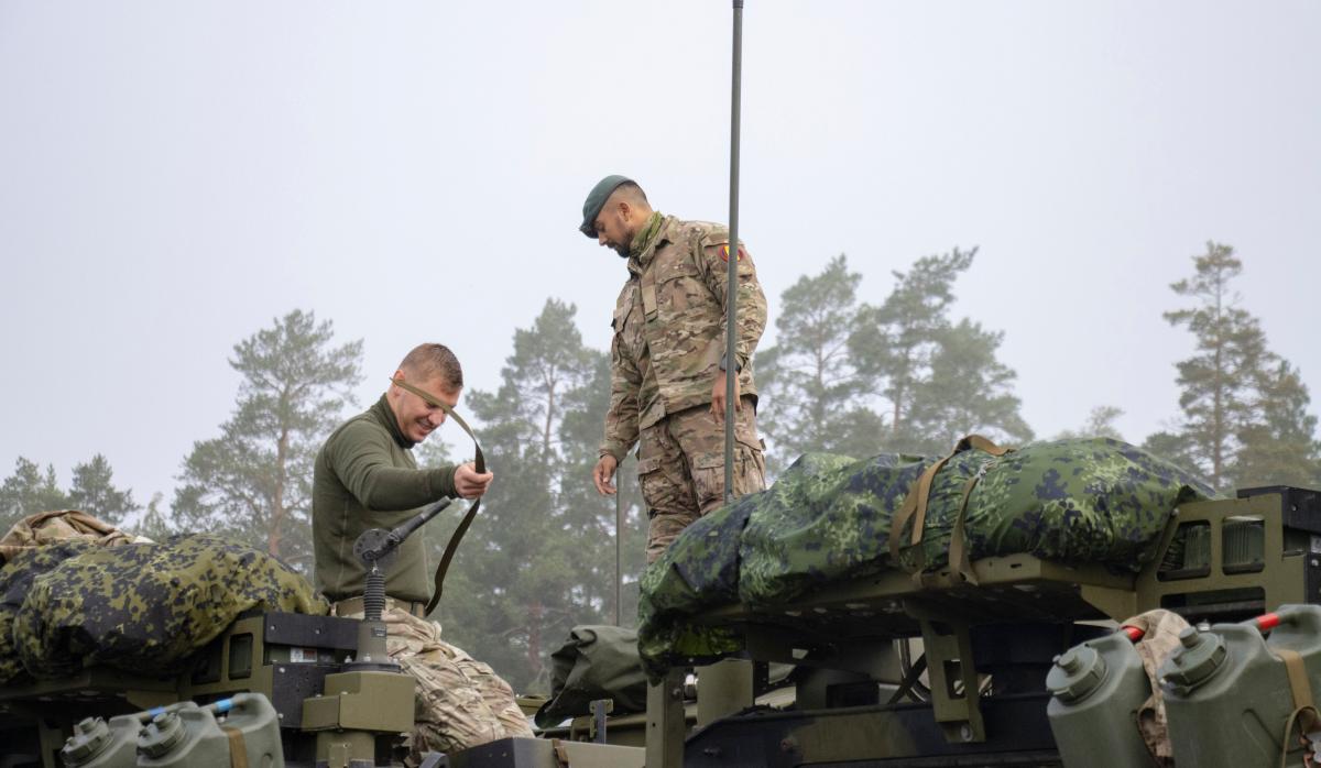 Danska soldater lossar last från taket på sitt fordon under övningen Reccex 23.