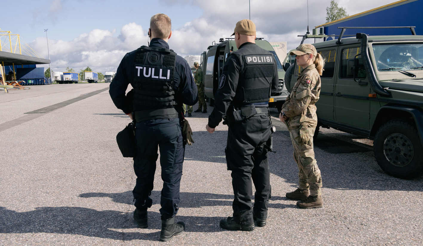 Kuvassa tullimies, poliisi ja tanskalainen sotilas.