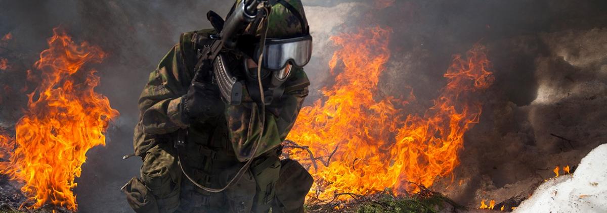 Kuvassa sotilas etenee tulimyrskyn sisällä.