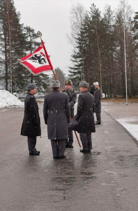 Tykistökoulun lippu luovutetaan uudelle koulunjohtajalle juhlallisesti.