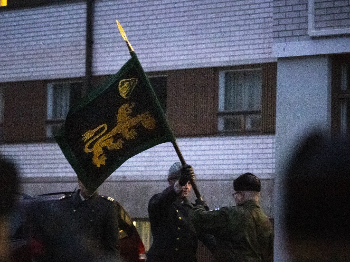Panssarikoulun lippu siirtyy koulunjohtajalta seuraajalle.