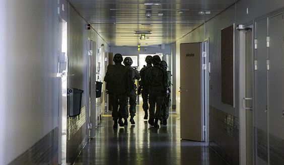 Sotilaita kävelee sairaalan käytävällä.